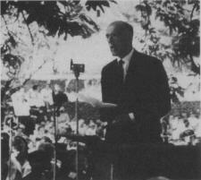 André Chamson prononçant une allocution au musée du Désert [13]