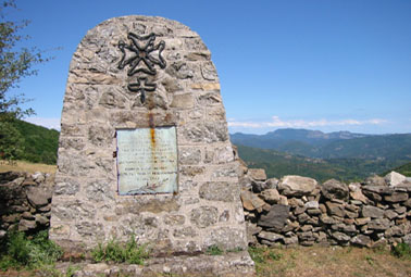 la stéle commémorant l'évènement, au col de Mouzoulès. [51]
